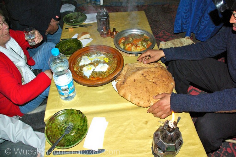 Kamelritt und Nacht bei Nomadenfamilie