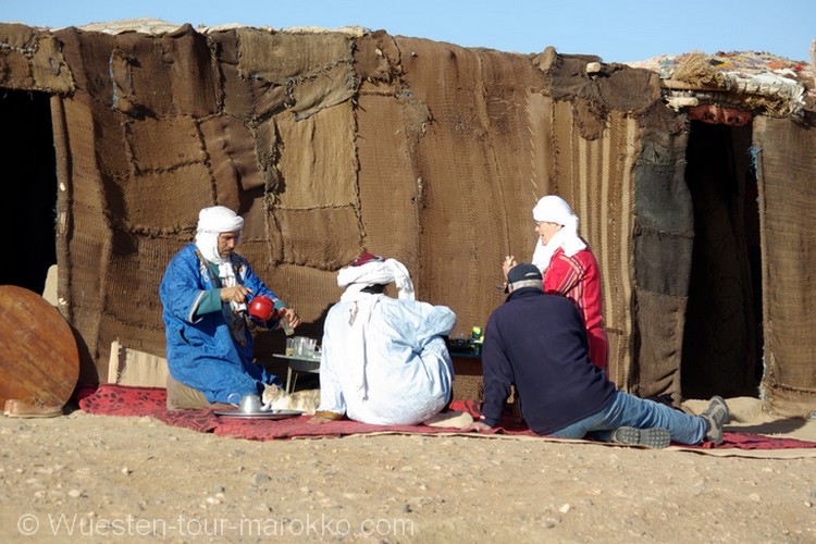 Kamelritt und Nacht bei Nomadenfamilie